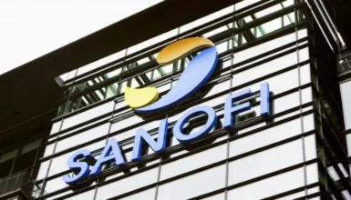 Le logo Sanofi apposé sur un bâtiment d'entreprise.