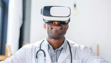 Une personne avec un stéthoscope qui porte un casque VR