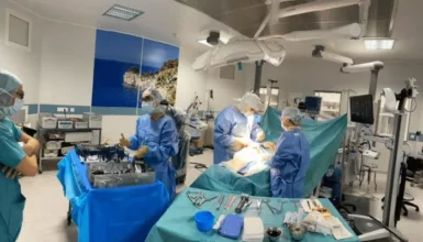 Chirurgien dans une salle d'opération pour opérer un patient