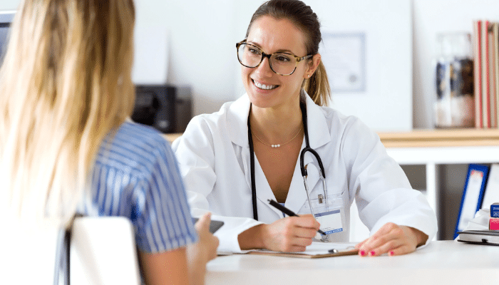 Femme medecin portant un stéthoscope autour du cou