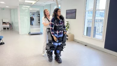 Femme utilisant un exosquelette lors d'exercices de réadaptation dans un hopital