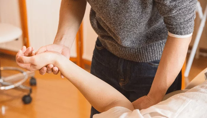 Homme qui se fait prendre la tension sur son lit allongé