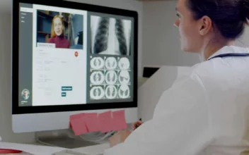 Professionnelle de santé en consultation de téléradiologie, analysant des radiographies thoraciques et des scanners sur un ordinateur lors d'une vidéoconférence.