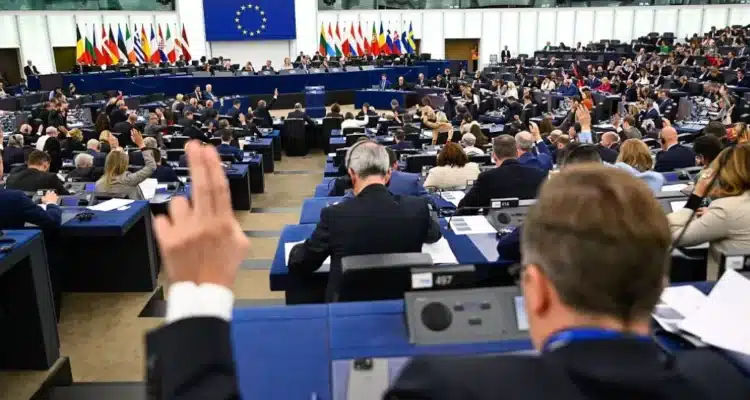 Vue du Parlement Européen lors d'un vote législatif sur des réglementations MedTech