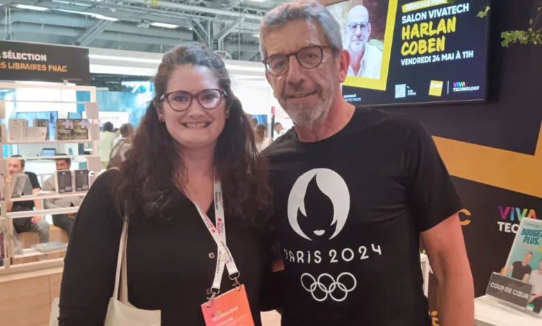 Yasmine Achour, rédactrice en chef de MedTech France, pose avec Michel Cymes lors du salon Viva Technology à Paris. Elle participe à un événement dédié aux innovations technologiques, avec en arrière-plan une affiche pour une séance de dédicaces avec l'auteur Harlan Coben.